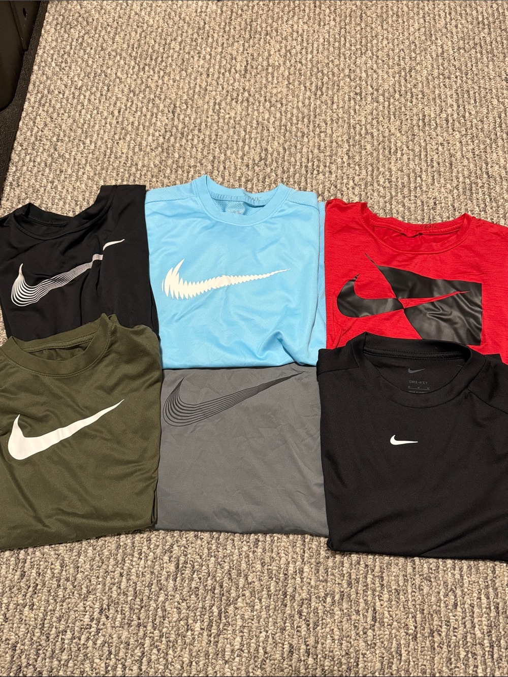 Lot of Nike dry fit tees, gray shirt is long sleeve the rest are short sleeve.